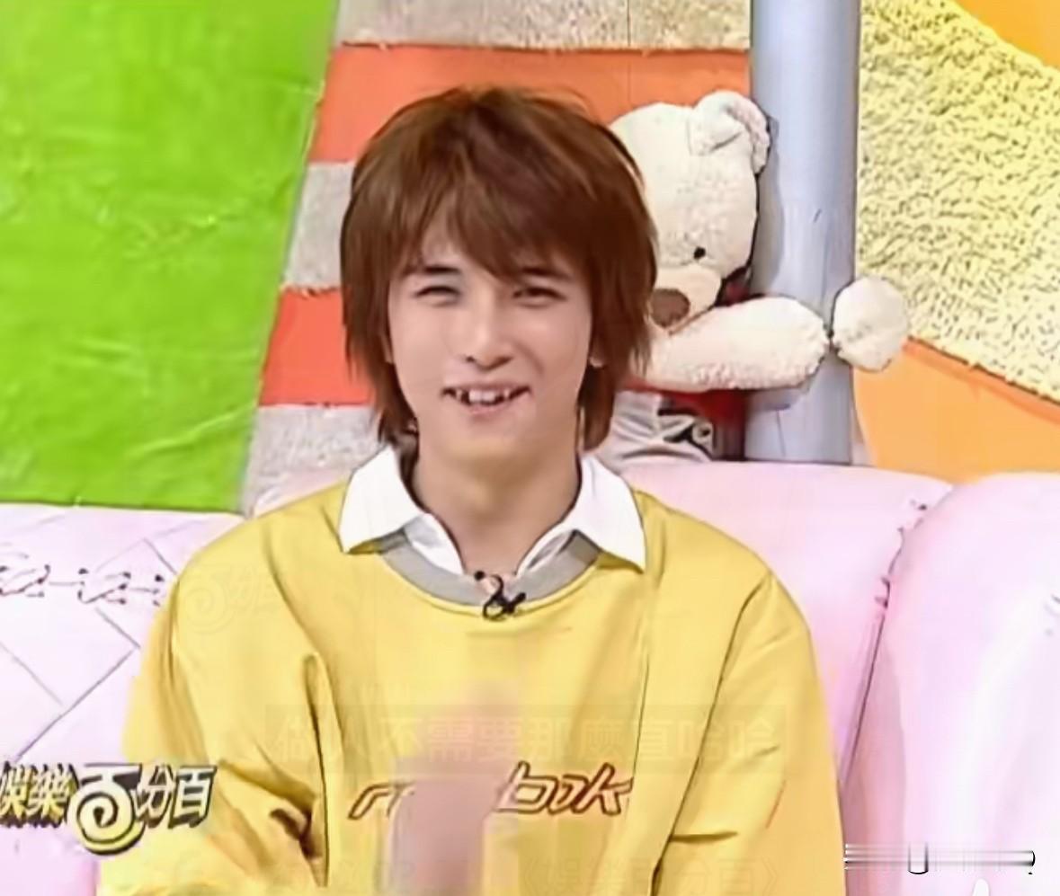 来看看早期的邱泽上节目，有点腼腆，但很帅气。我是没想到他的牙齿长得这么寒碜，小虎