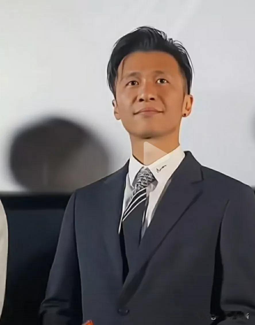 西装真是最好的美颜，看看宋小宝穿上西装，也显得相貌堂堂，非常有风度吧。有人夸朱