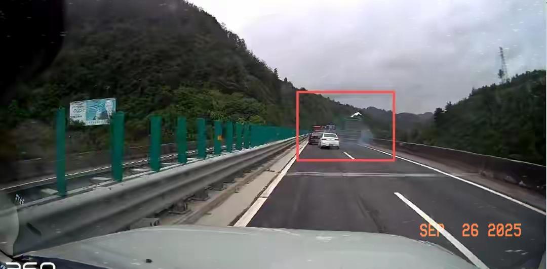 十多米高桥下的轿车：高速上这两个字，真的能救命！谁看了沪昆高速那起事故不揪
