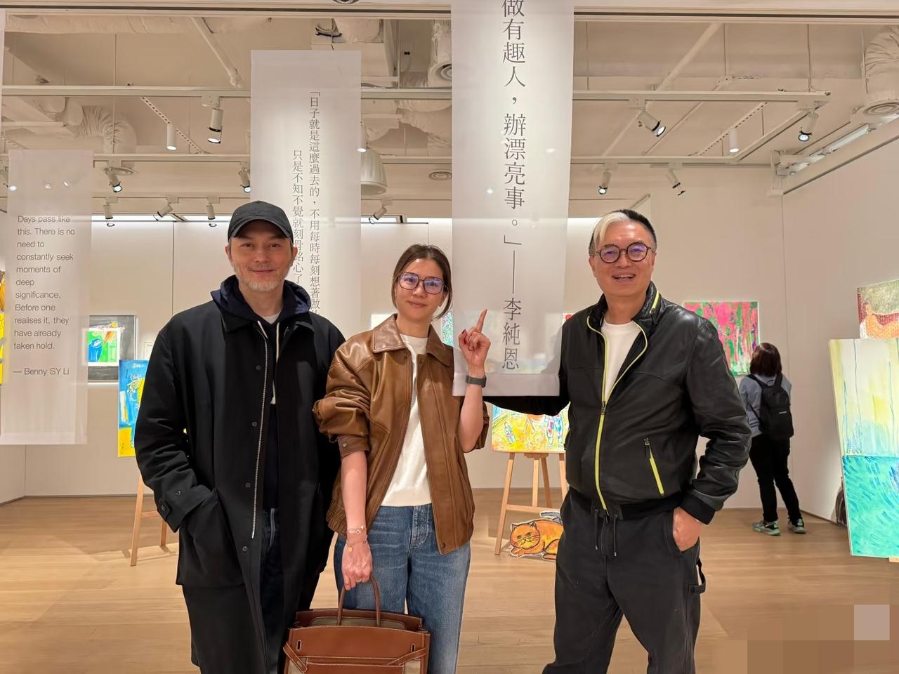 袁咏仪与张智霖一起看画展，张智霖胡子全白像老大爷，袁咏仪同样成干瘪老太太！3