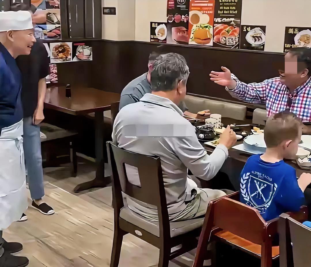 网传视频某老艺术家在美国和朋友一起过圣诞节？一段视频显示他在美国家中与朋友