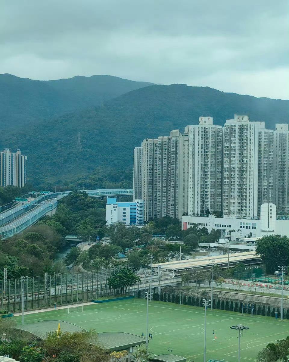网友拍的几年前的香港宏福苑，周遭环境很宜人，外立面看上去既整洁又漂亮，不像是房龄