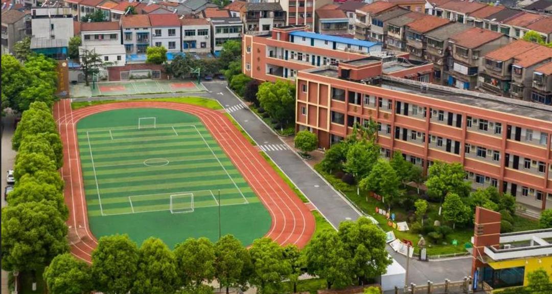 荆州家长放心了！1.28亿清凉工程落地，425所学校师生告别酷暑每到夏天，