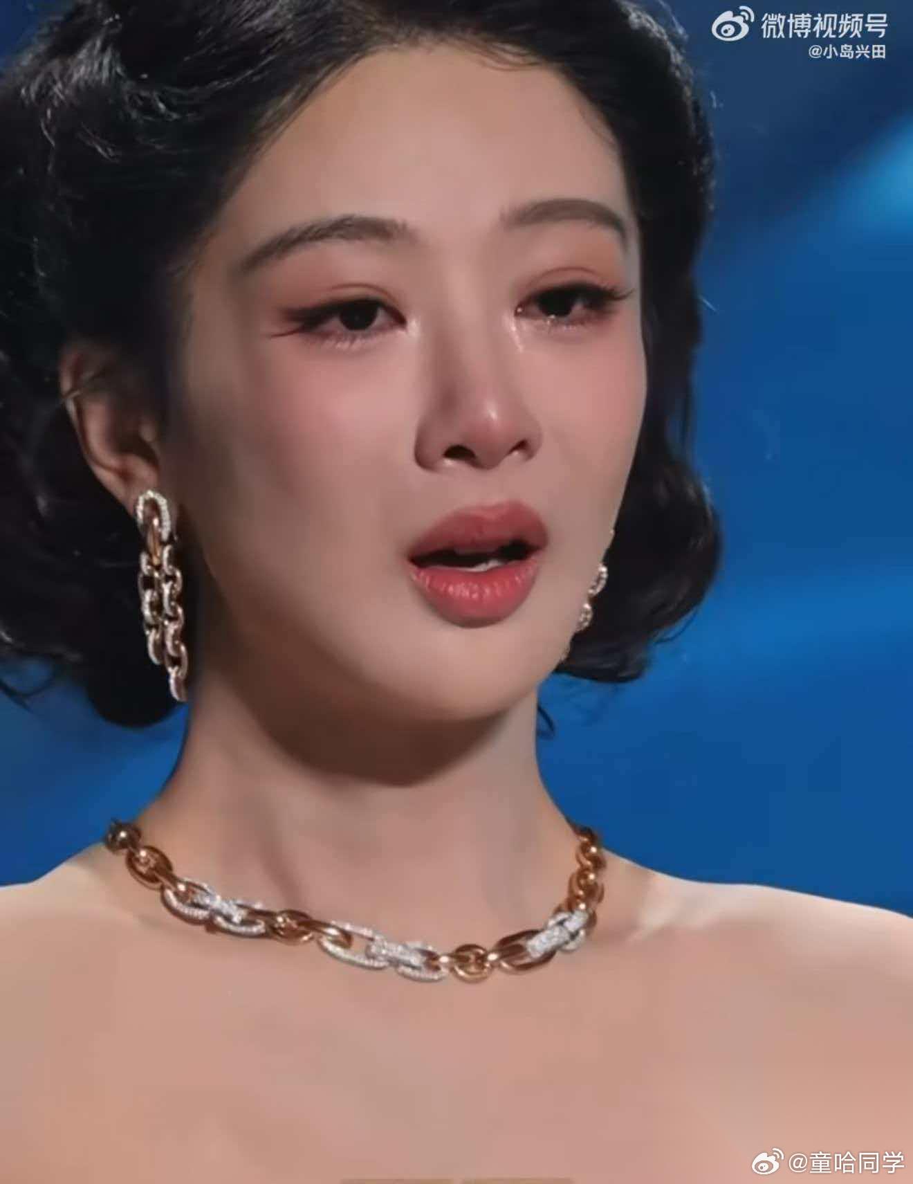我问当化妆师的表妹，杨紫到底用的是什么粉底液？她在拿奖后哭得泪眼汪汪，底妆居