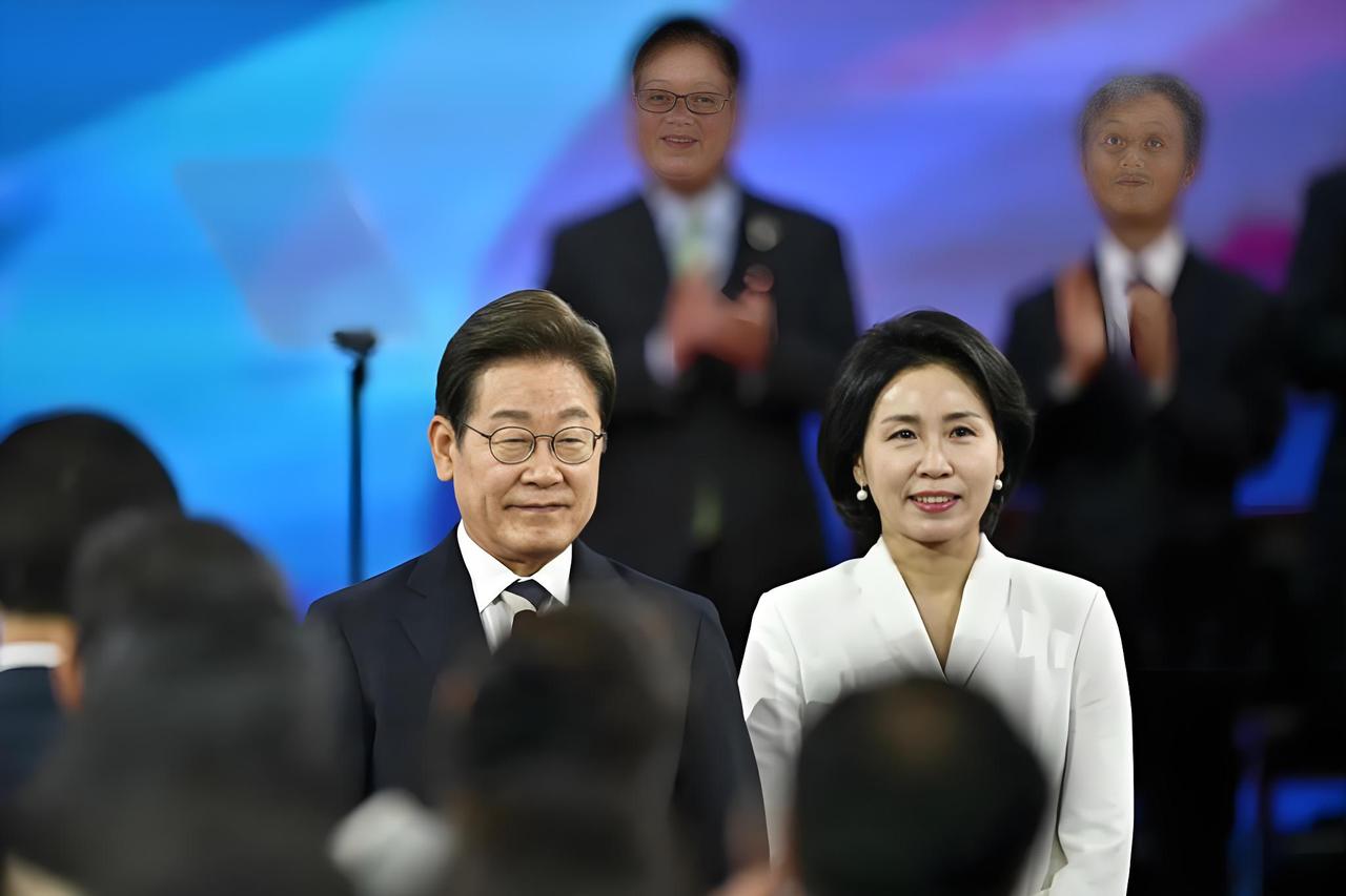 李在明的诚意打动了朝鲜。朝鲜劳动党中央委员会部长、金正恩的妹妹金与正表示，金