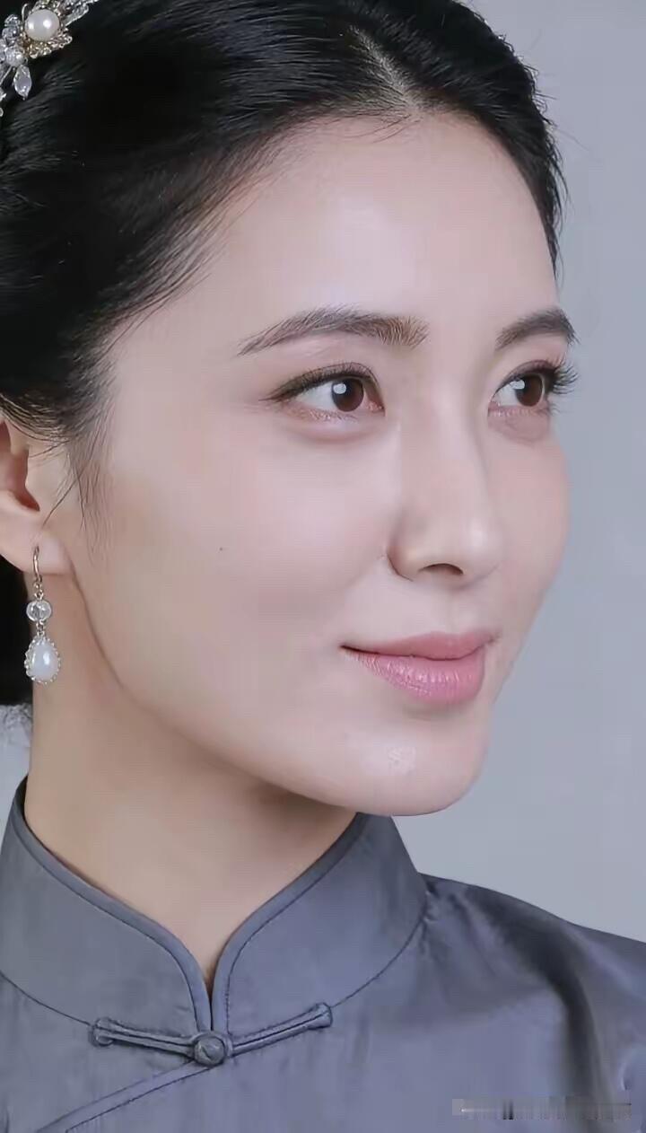 中戏的校花真是漂亮，是顶级的亚洲美人，脸蛋看着小巧玲珑的，五官很精致，眼神也很灵