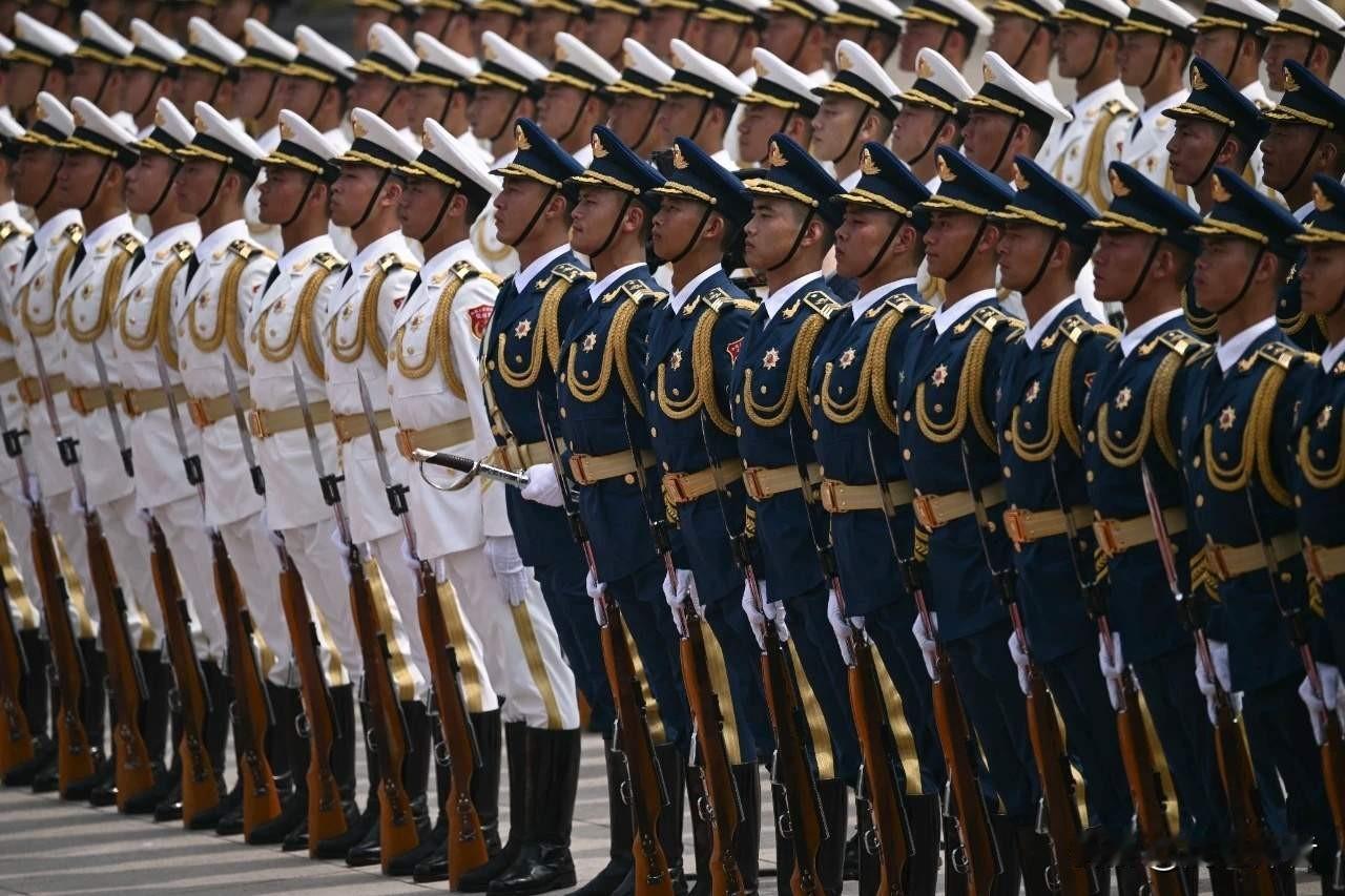 法新社配的上中国军人“御用”摄影师的称号！本来中国军人就已经很帅了，但是经法新