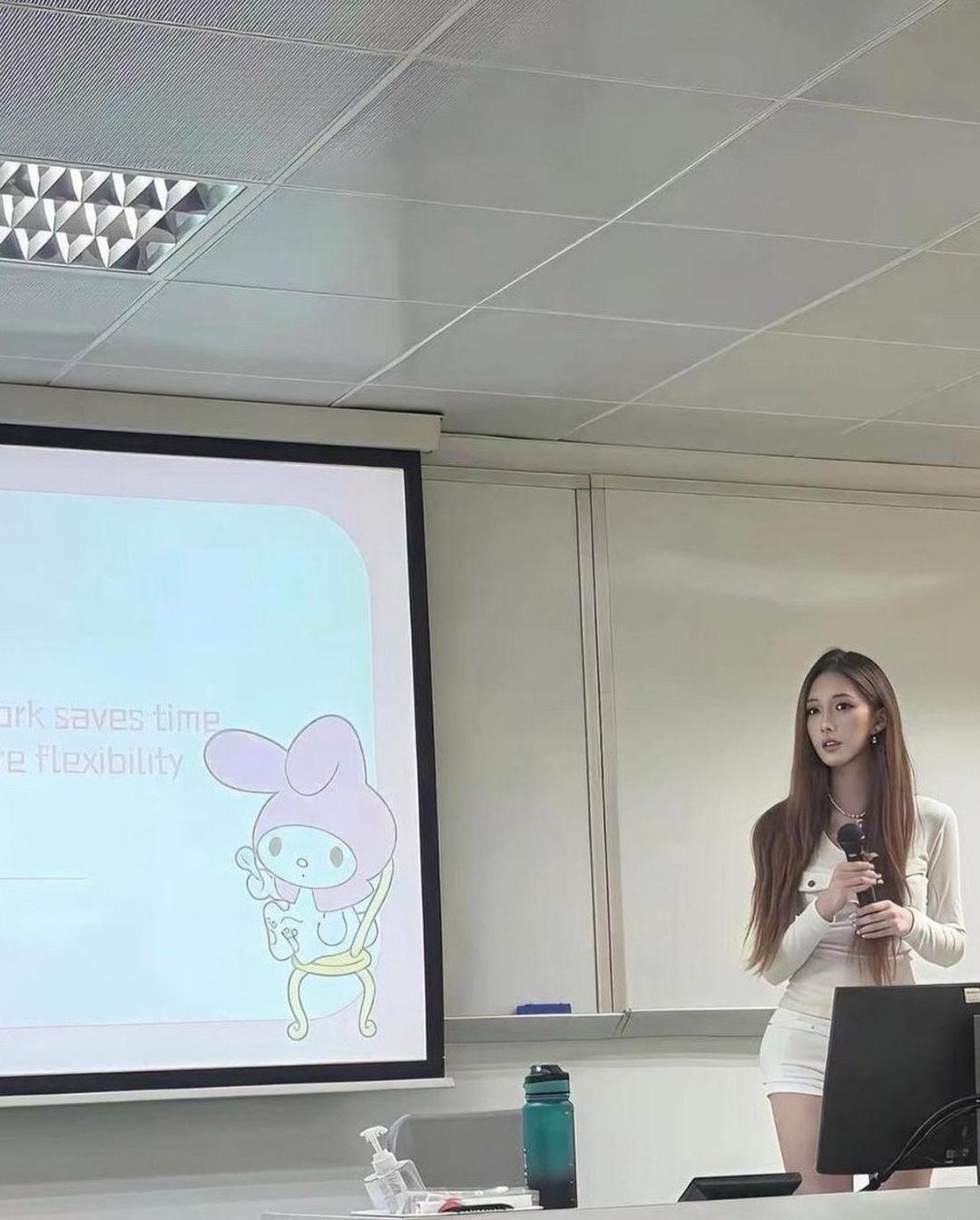 有这么漂亮的老师，你还会选择逃课吗？反正我是不会的