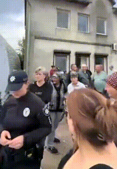乌克兰捷尔诺波尔一个叫利索夫茨的村庄，征兵人员在警察的支援下试图进村搜捕壮丁，不