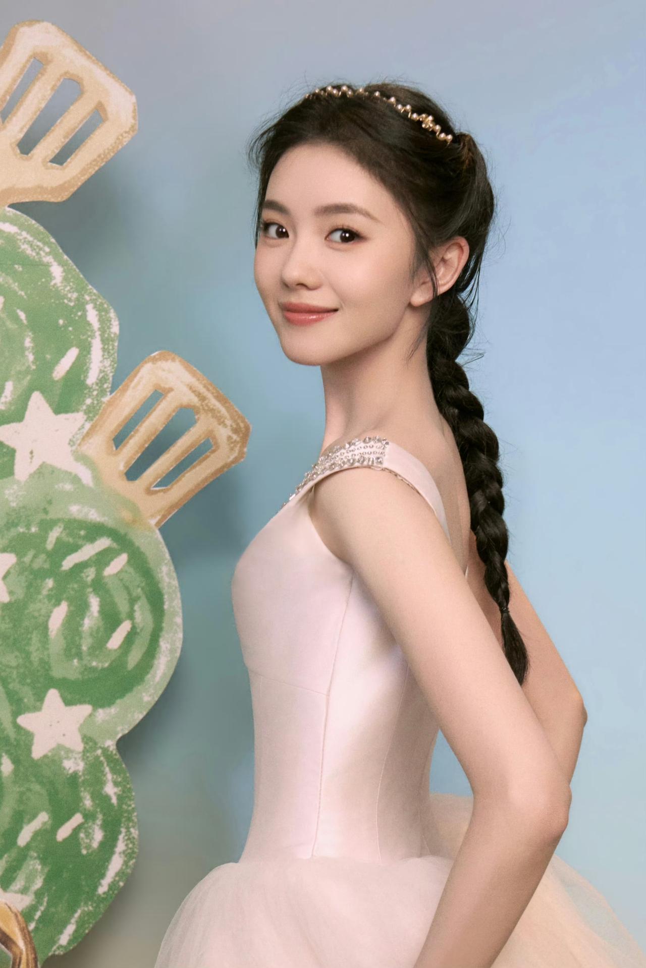 刘浩存芭蕾风礼服造型，露背纱裙，像从童话里走出来的少女