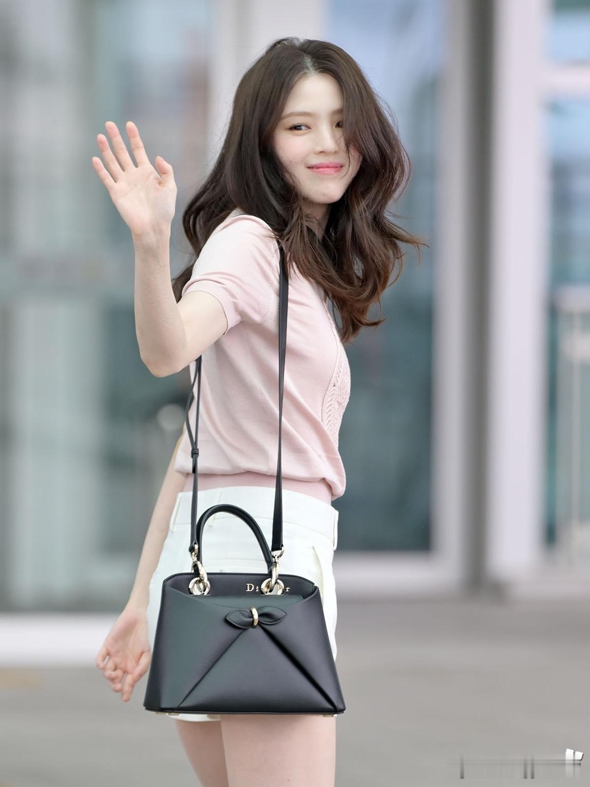 韩素希机场私服生图·前往巴黎参加Dior大秀状态太好了💕