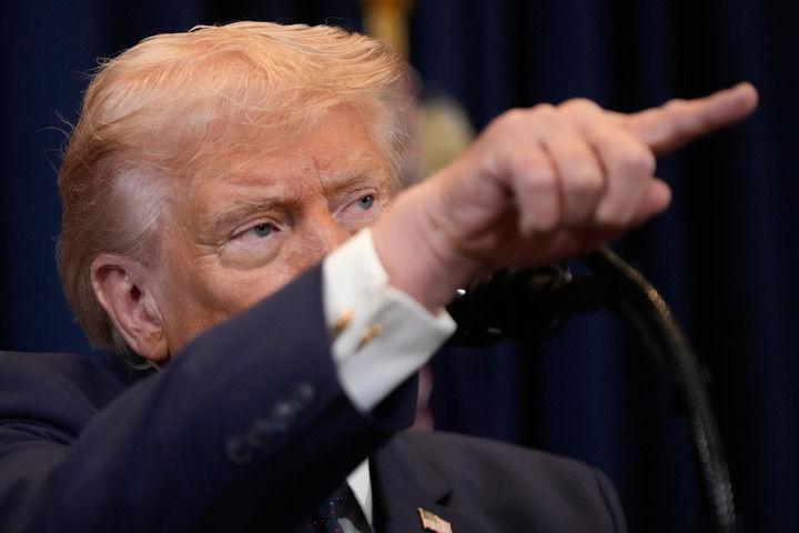 特朗普是美国历史上第一位，也是到目前为止唯一一位在当选总统前，没有任何军事或政府