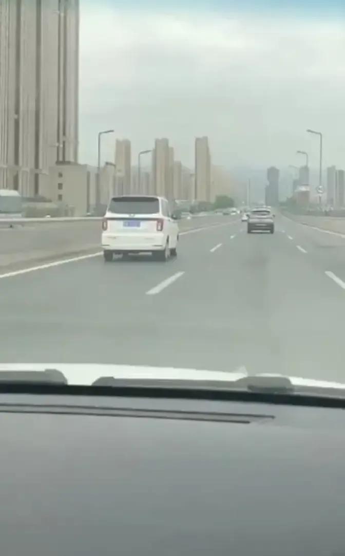 男孩给女友叫网约车，一路跟司机唠嗑，把自己怎么追姑娘、怎么学做饭、怎么紧张见朋友