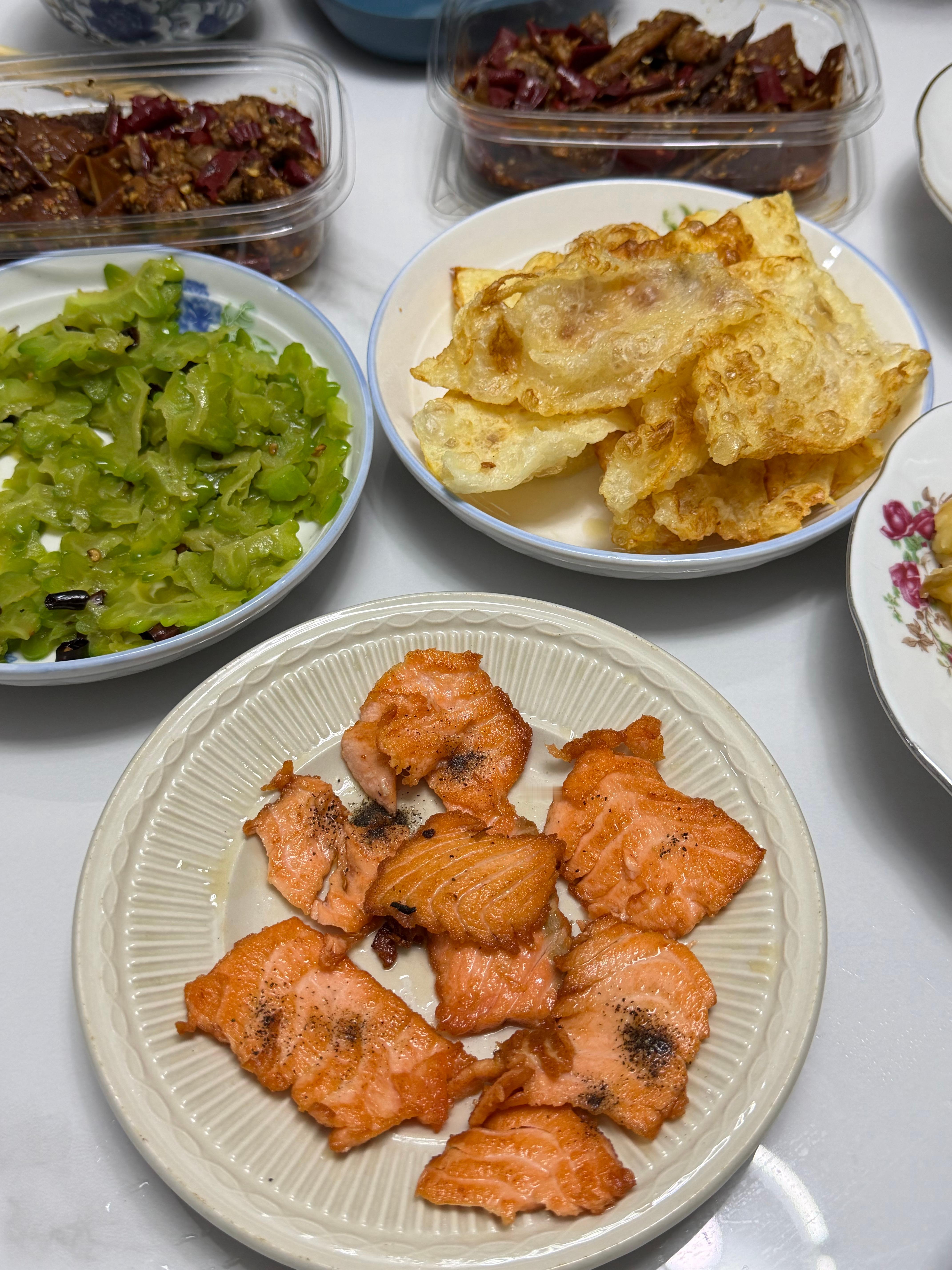 晚饭回家吃老爸给我煎了三文鱼🍣对面的冷吃好好吃