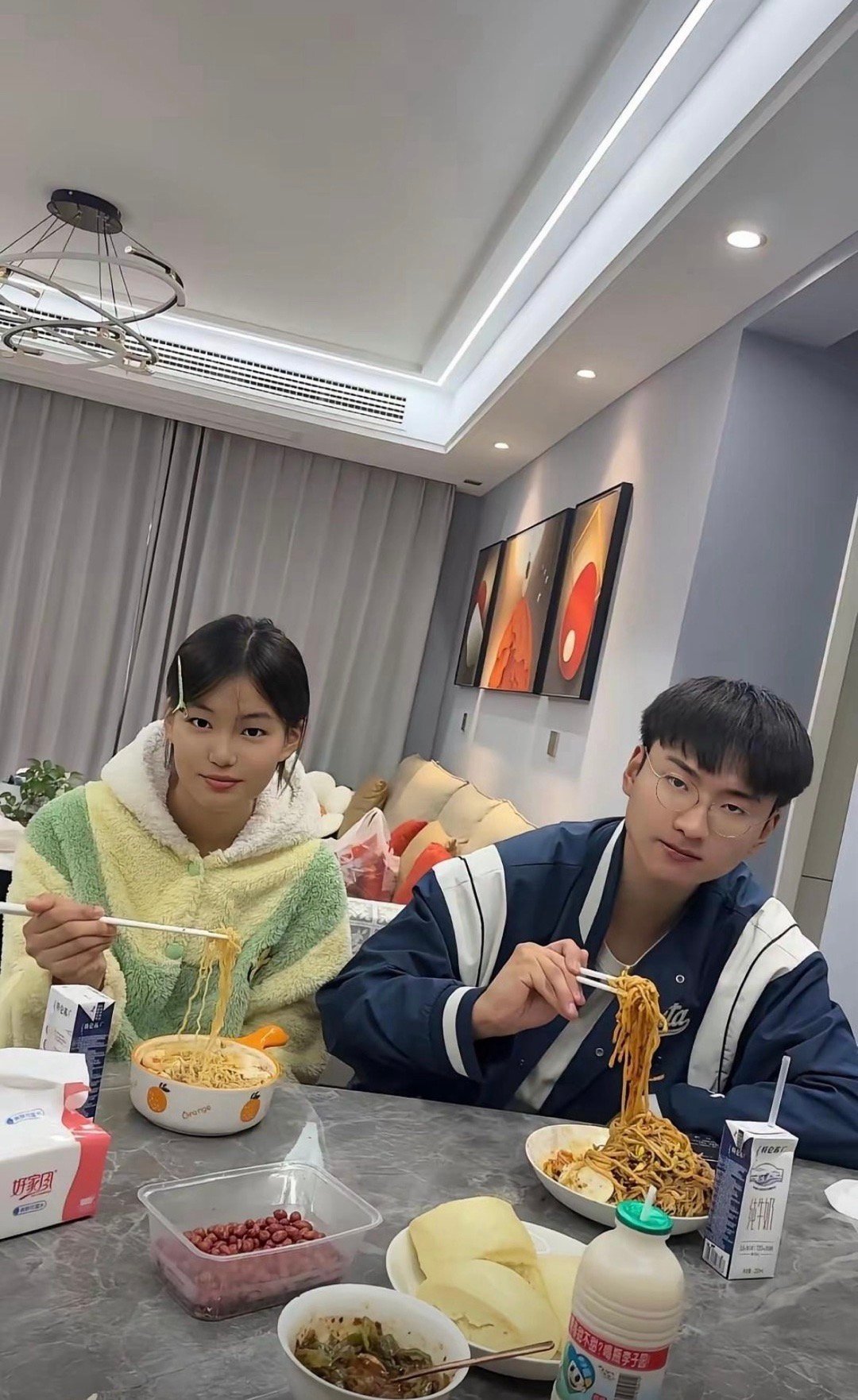 三个人坐三样菜，没有一个是好养活的