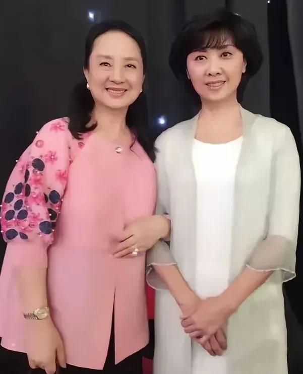 两位“50后”同龄女星——张金玲、朱琳。她俩都是上世纪八十年代的当红大明星。