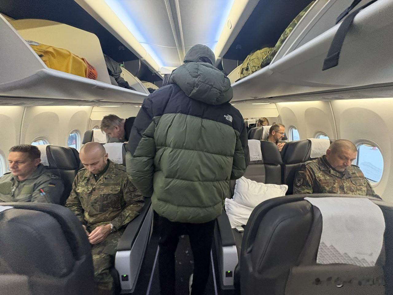 德国军人离开格陵兰岛图，他们悠闲的玩着电脑和手机，虽然很不情愿国防部的决定，但是