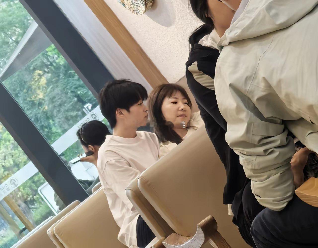 这是妈妈和儿子，还是一对情侣