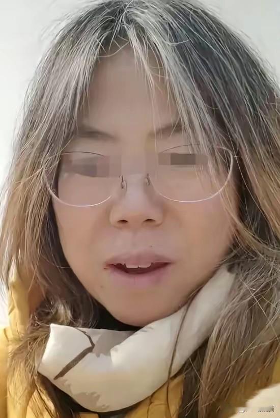 早知今日，何必当初。纵容自家的狗在饭店上桌舔盘子，并且还发视频炫耀，最终招来