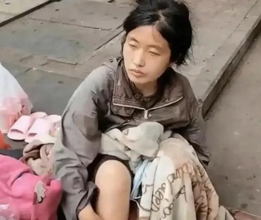 1995年，16岁的流浪女孩被一个不认识的人领回家做保姆，很受主人一家人的喜欢。