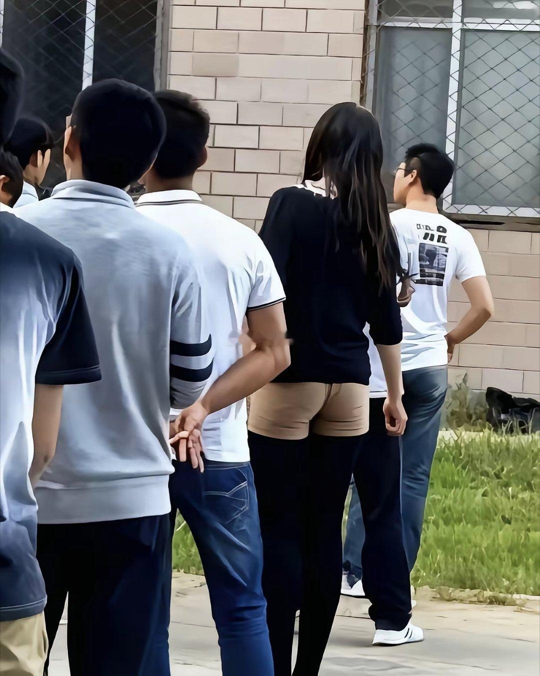 还以为哪个美女光穿长丝袜就出来晒太阳了
