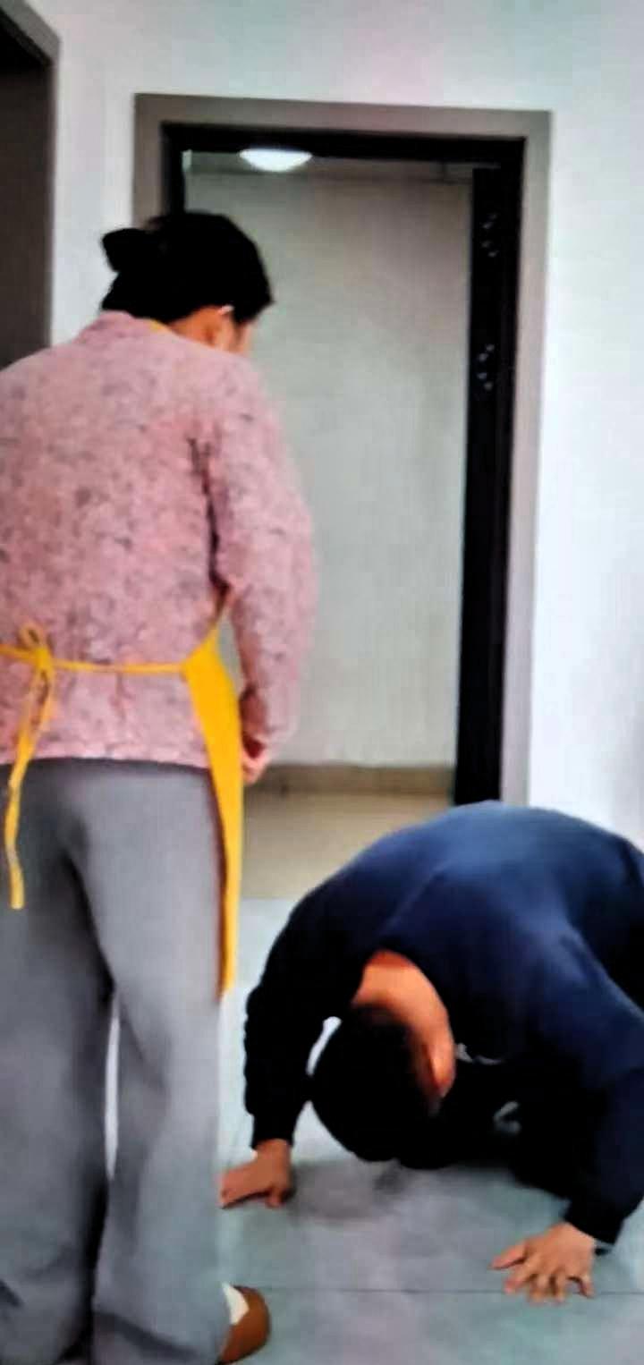 心酸！儿子因房子和母亲断情，母亲伤心的大哭。亲妈偏心把大儿子血汗钱盖的房直接