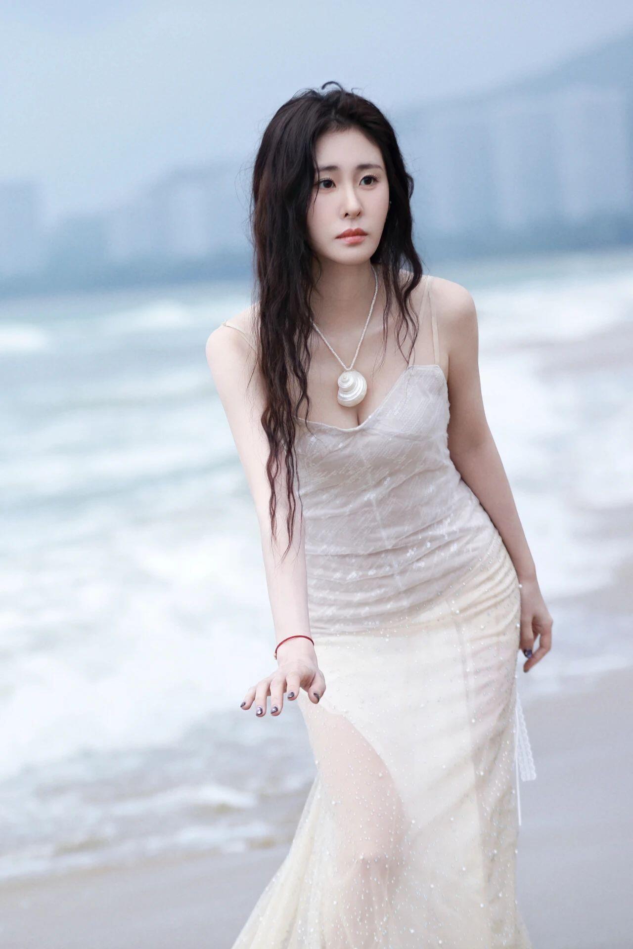 张碧晨《海的低语》风把你的发梢卷成浪的形状你低头，把心事藏进贝壳项