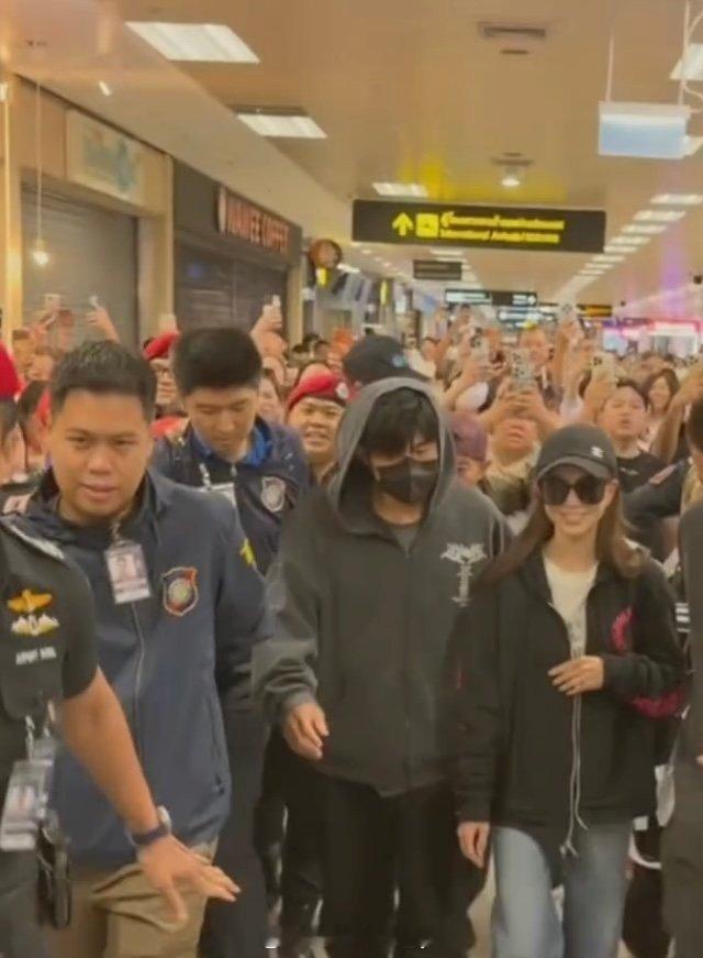 周杰伦演唱会后落地泰国清迈，机场人山人海歌迷接机，这恐怖人气
