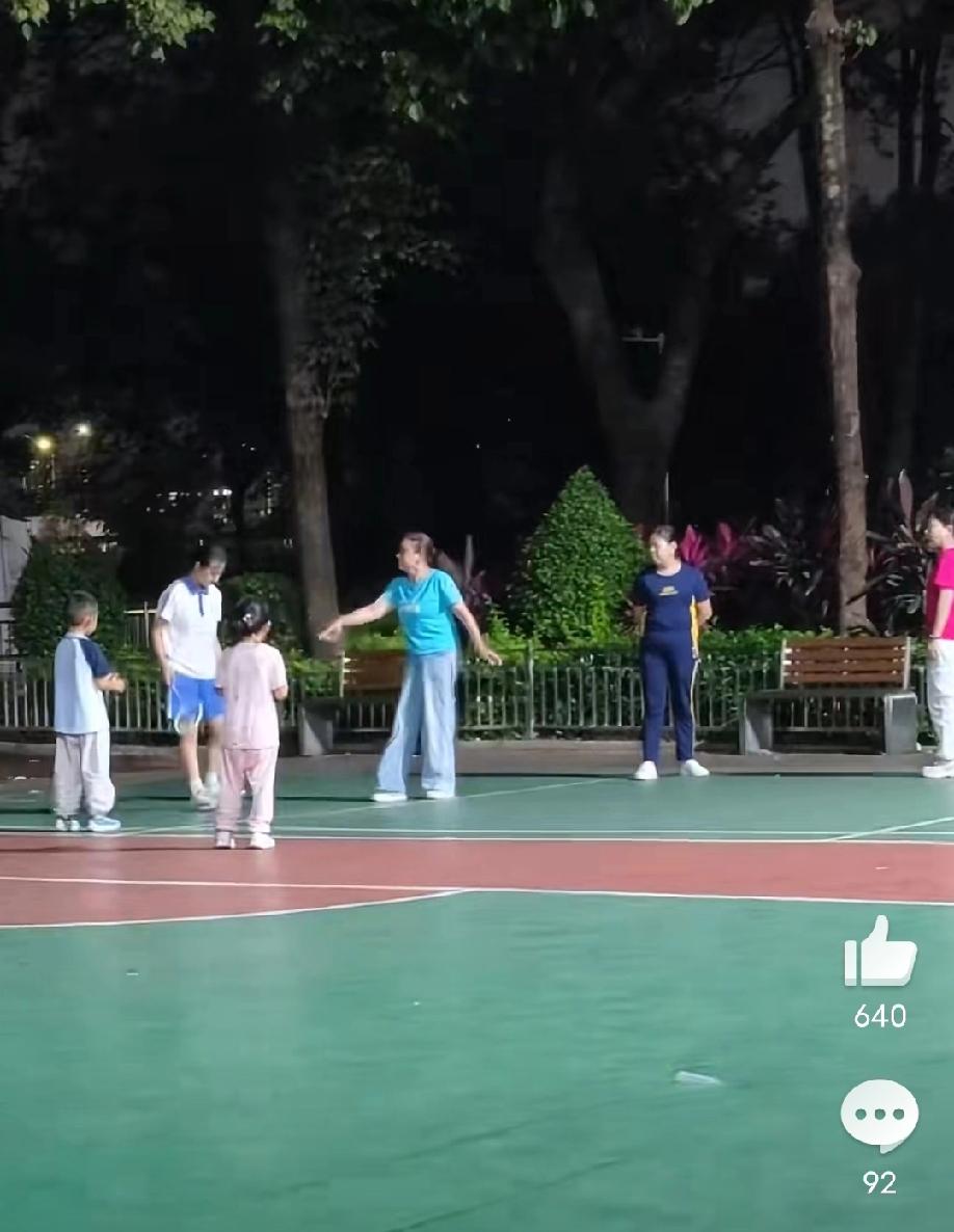 公共球场上一幕:小女孩们在打羽毛球，这几位广场舞大妈试图驱赶他们，小女孩就当没听