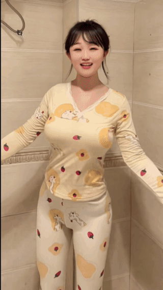 她不超过二十岁！脸上还透着孩子般稚嫩的气息！做点什么不好，非要在网上赚流