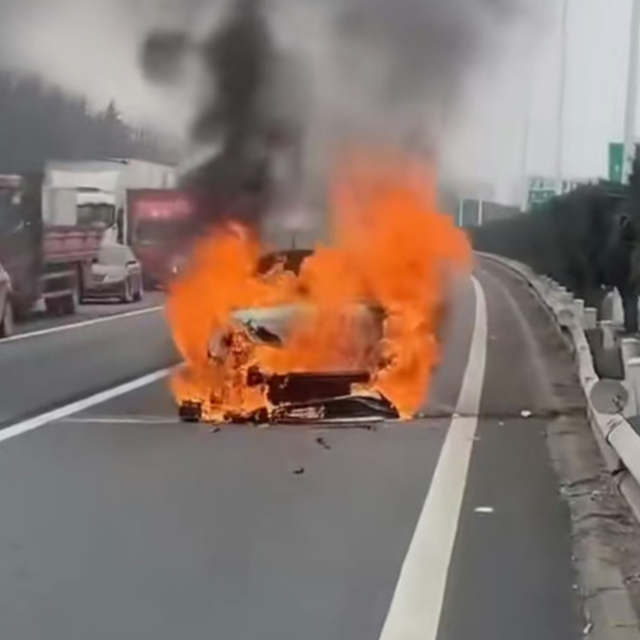 【小米su7被大众追尾，大众当场起火】截止到目前，小车su7的车主出事故后，命