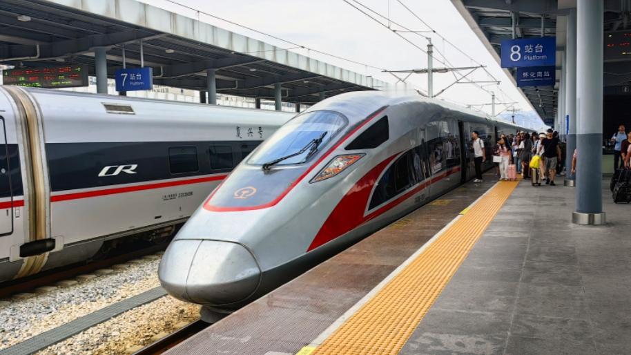 中国铁路不缺客源但是亏损，是什么原因？其实说白了，中国的铁路是来便利大众的，而不
