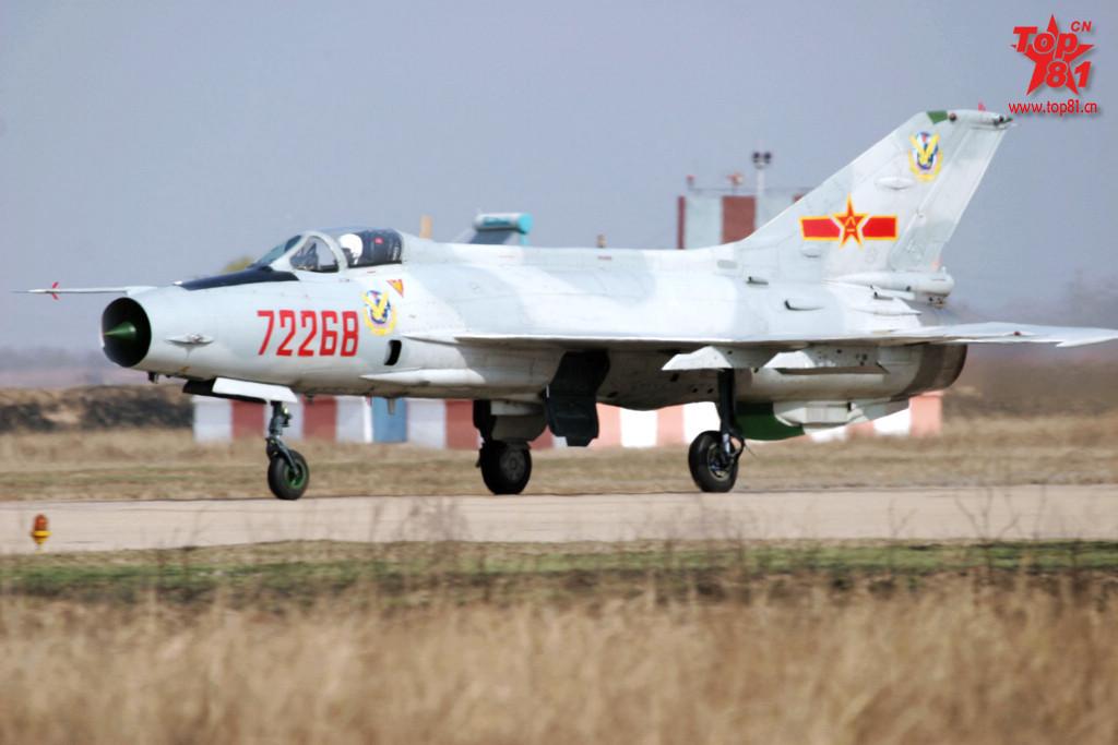 霹雳八堪用后，歼七E航炮减为一门。现代空战已经转变为以导弹为主要武器。霹雳八的