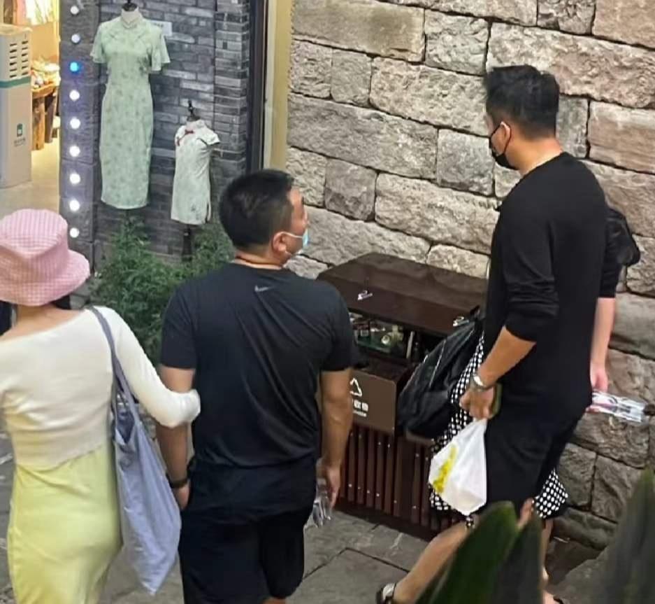 汪小菲现在确实已经下了很大的决心疑似连s妈找的中间人也被他拒了！据身边小伙伴透露