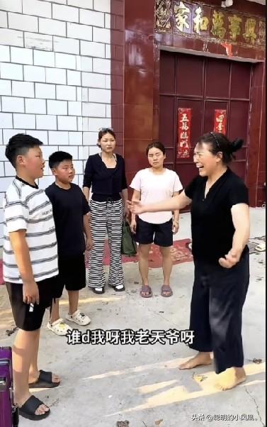 小故事！大飞他们带着孩子，从海边归来，两个小孩兴奋得眉飞色舞，滔滔