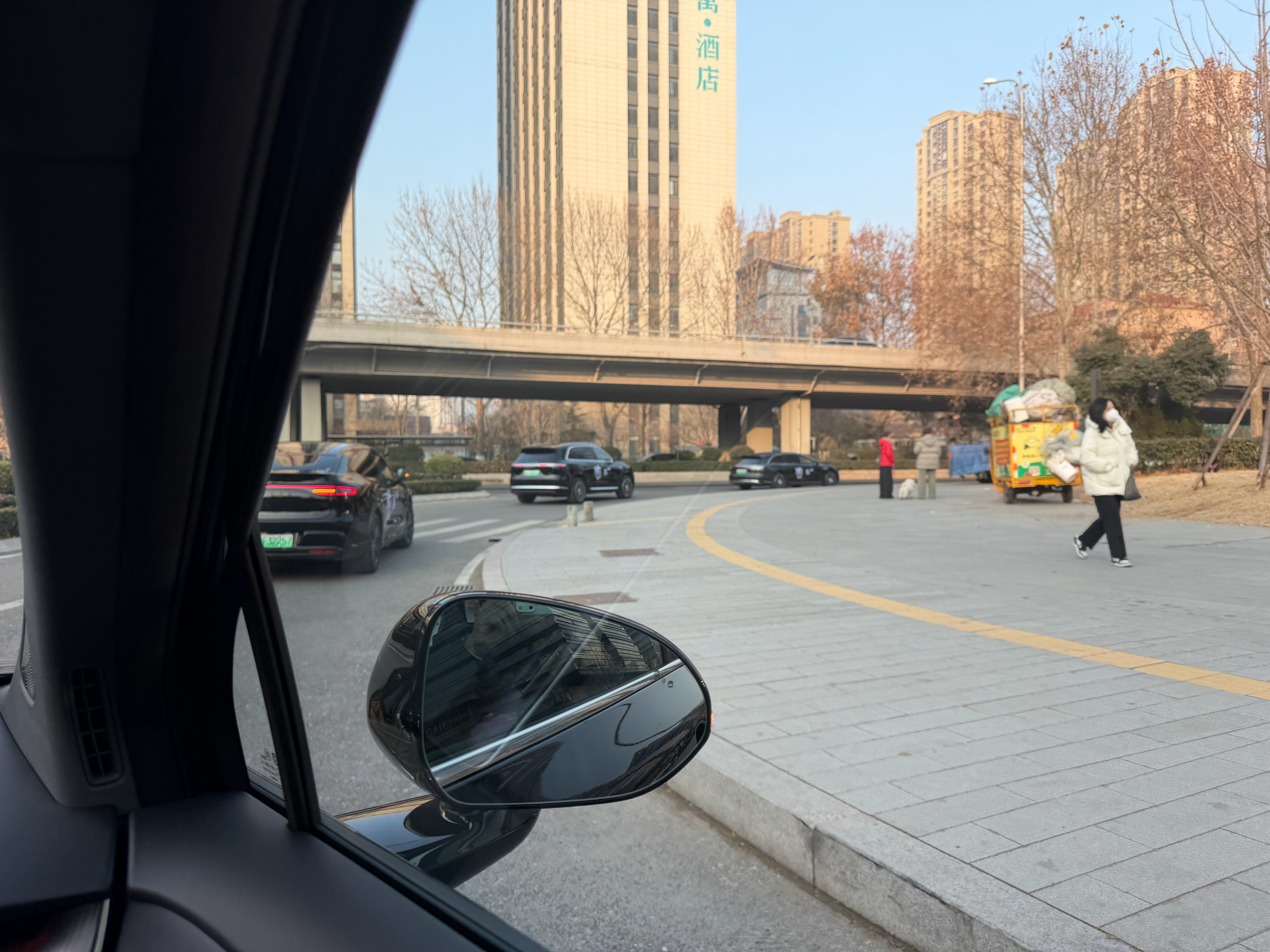 五界智行共赴万里五界集体出动，尚界H5这后备箱空间确实不错，拿了一堆行李和好吃的