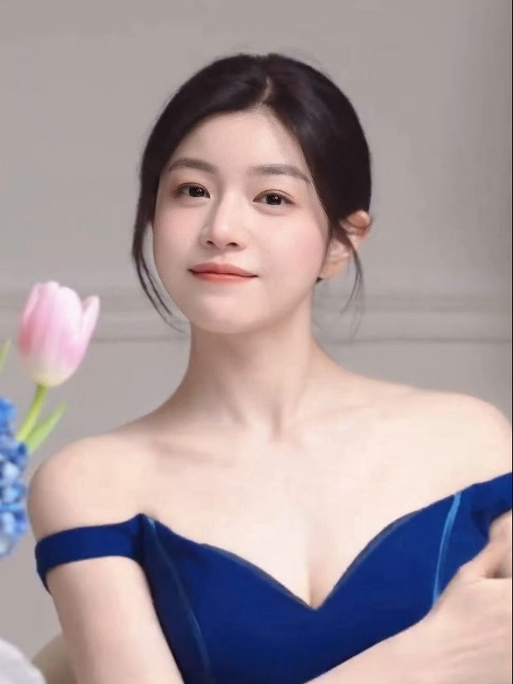 1.窦靖童在《歌手》结束之后，跟宋妍霏去云南玩了几天，两人一块在云南给王菲过了个生日，王菲本来就对感