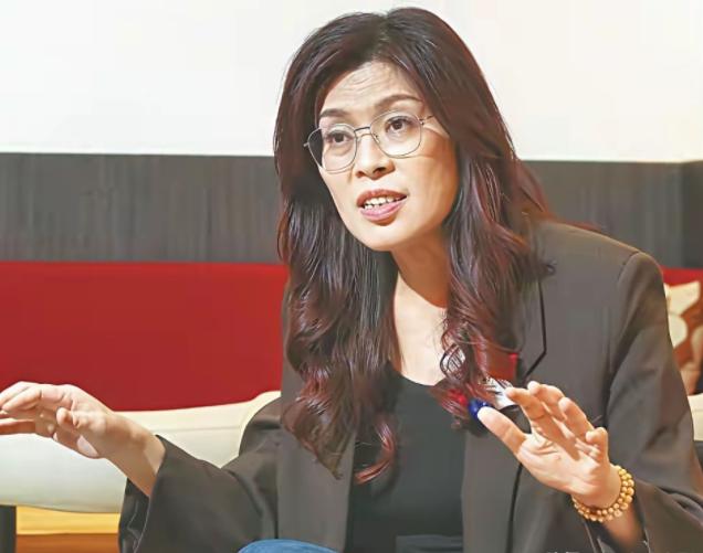 卢秀燕估计要傻眼了，没想到郑丽文的访陆就这样大大方方又轻轻松松获得了巨大的成功。