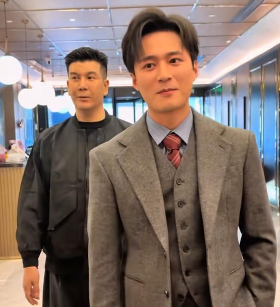 大家发现了吗王皓祯的经纪人黄东呈，时时刻刻形影不离的跟着王皓祯，娱乐圈好像没有