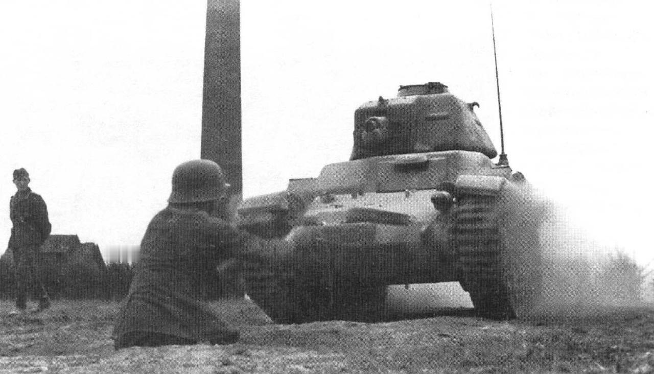 二战时期，德军坦克兵训练，新兵们正在驾驶改装后的战利品——法国雷诺R35