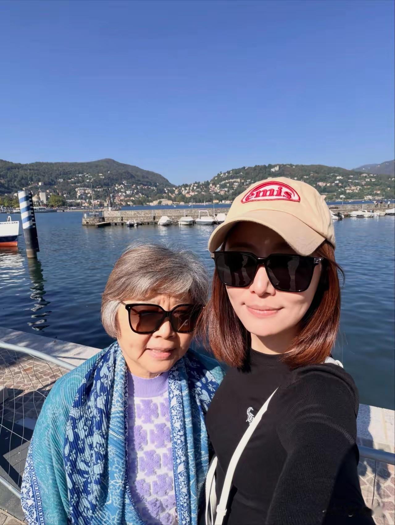 已经能看到林心如老了的样子了林心如和妈妈长得一模一样，鼻子复刻了，酒窝复刻了，