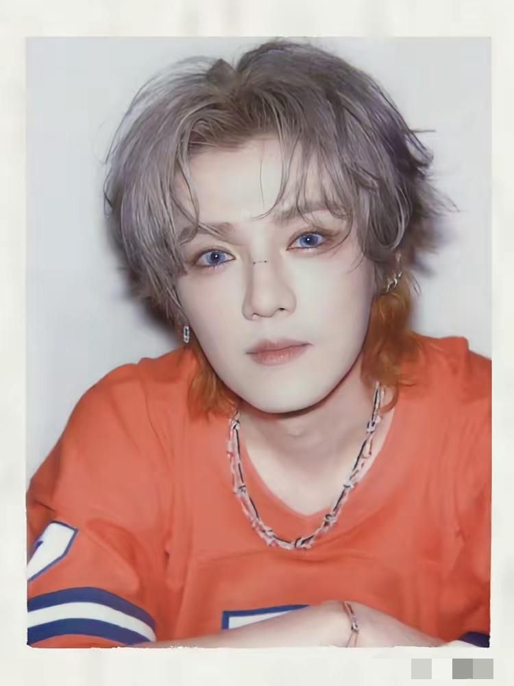 关晓彤和黄景瑜满世界跑剧宣，鹿晗却直接甩出一张元宵节无滤镜拍立得，瞬间炸翻全网颜