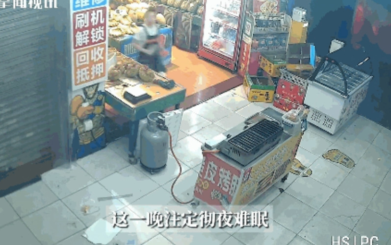 “防不胜防！”7月2日，广东江门，一男子在一家水果店门口徘徊，趁着老板不注意，直