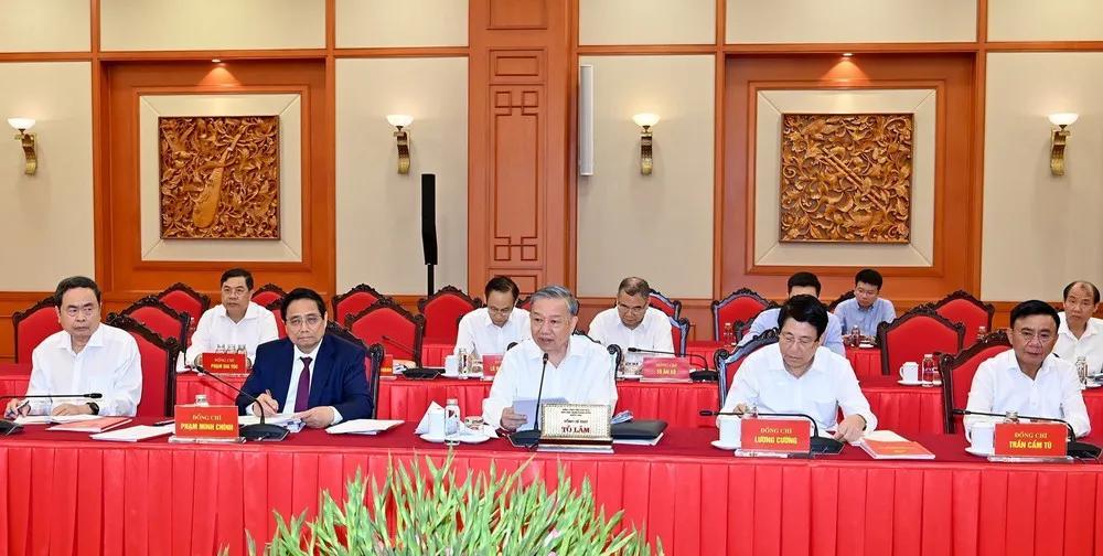 涉及越南军队的人事方案，苏林、梁强、范明政、陈青敏等四驾马车加一，全部出席，可见