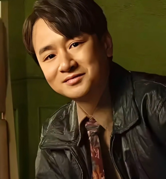 这两个演员太像了乍看就像一个人看《八千里路云和月》时，黄登登饰演的万福一出场，