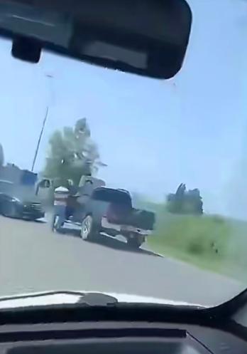 以军在公路上发现载有黎巴嫩真主党武装人员的车辆后，先是通过无人机喊话，要求真主党