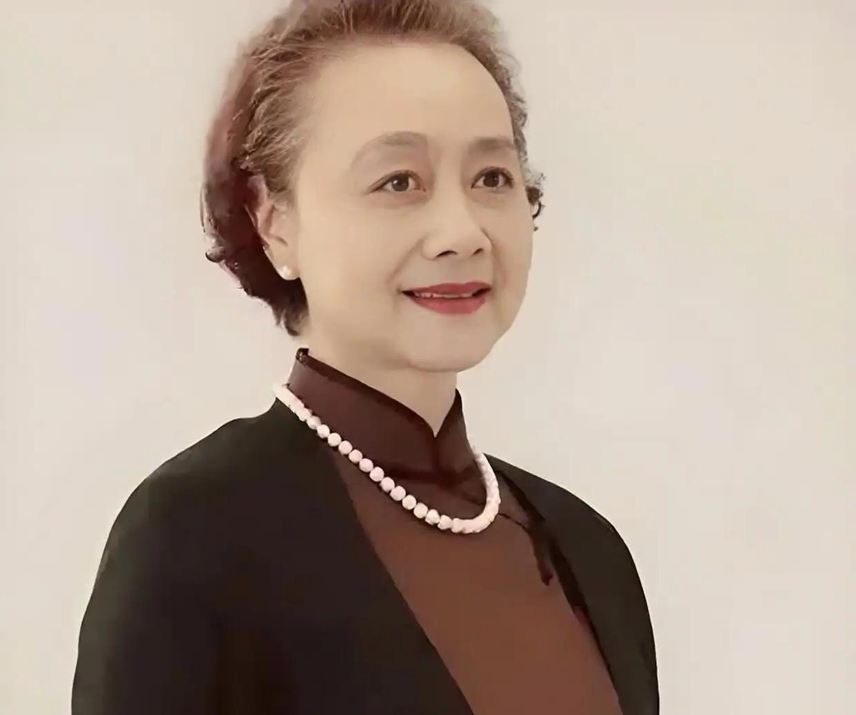75岁金鸡奖得主黄梅莹卧床两年，真让人没想到。​丈夫金鑫一口回绝了高端护工，