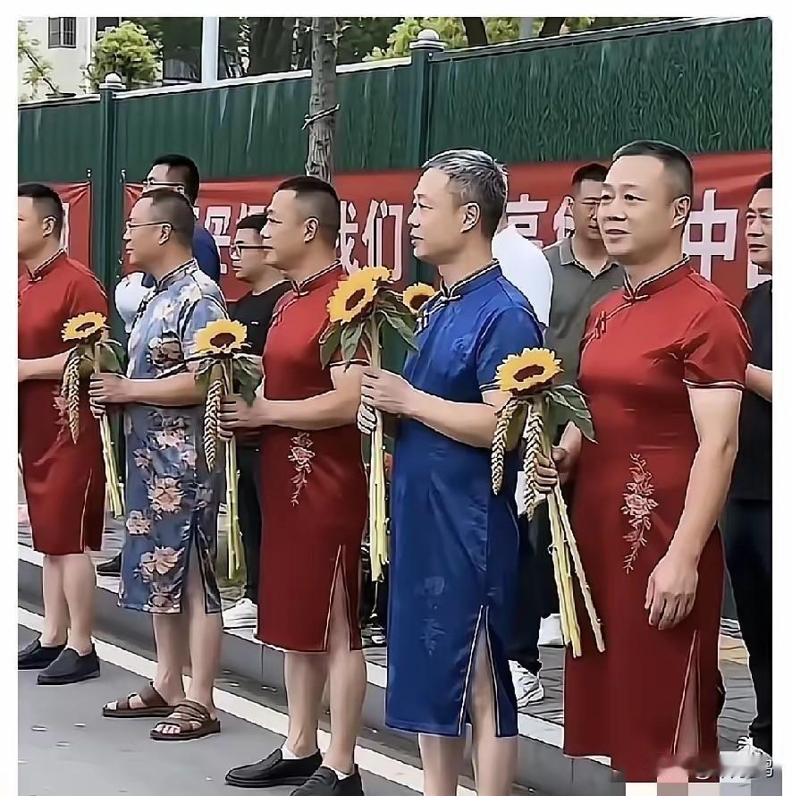 这又是谁想出来的，往年高考穿旗袍，今年改穿马面裙了。不过我觉得马面裙更好，马年
