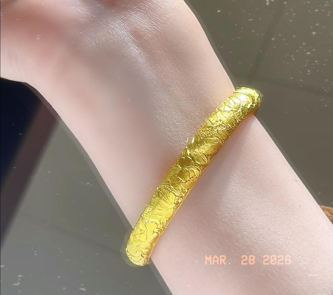 3月28号，金价真是彻底疯了！一只65克的金镯子，今天居然6万5就能拿下，太