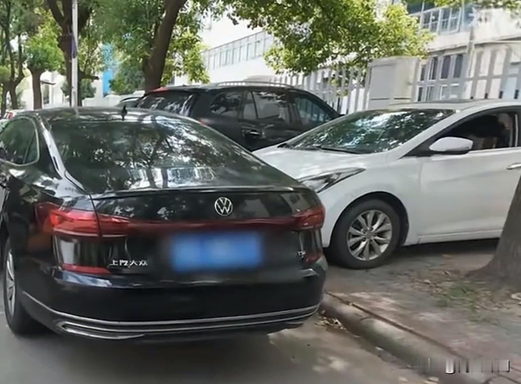 被私家车堵死等3小时无果，车主自费叫叉车挪车，这事你支持吗？江苏常州一名男
